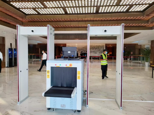 Marco de la puerta del aeropuerto de seguridad caminar a través de la puerta del detector de metales de Archway 